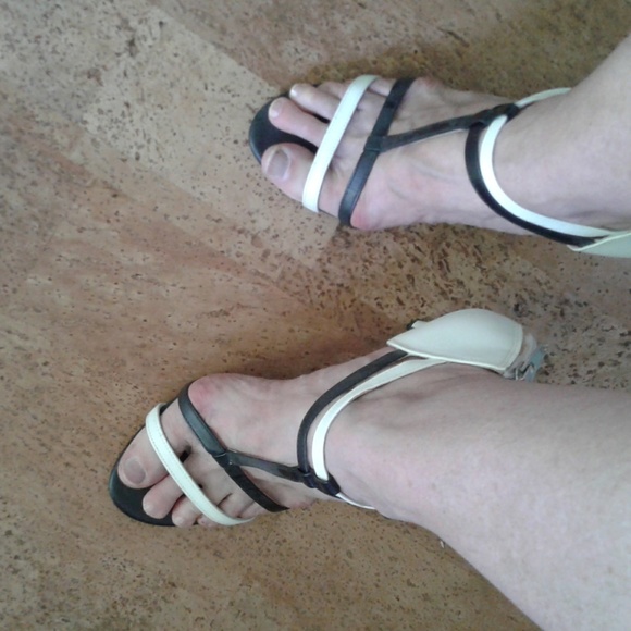 Black and white strappy shoes - Picture 6 of 7